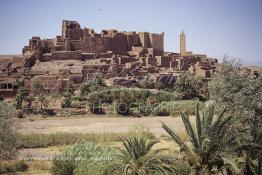 Image du Maroc Professionnelle de  A quelques kilomètres de la ville de Ouarzazate, se trouve la Kasbah de Tifoultoute (ancienne demeure du Pacha Glaouï). Lieu majestueux surplombant la vallée de l'Oued, le village avait servit de décor à des films comme Lawrence d'Arabie, Jésus de Nazareth etc…, le Samedi 23 Août 1997. (Photo / Abdeljalil Bounhar)
 